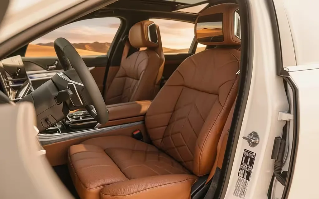 Bmw 735 2023 leather seats and cabin – rental in Dubai