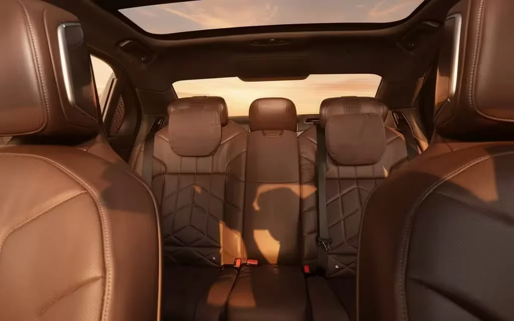 Bmw 735 2023 leather seats and cabin – rental in Dubai