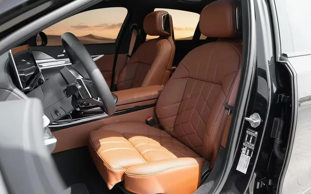 Bmw 735 2023 leather seats and cabin – rental in Dubai