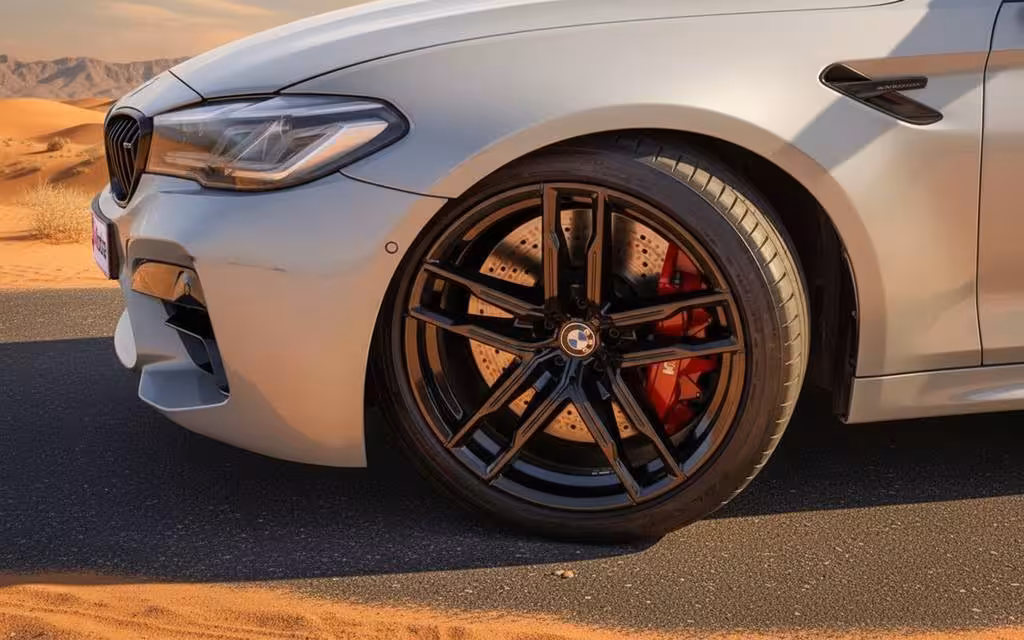 Bmw M5 2022 alloy wheel close up – rental in Dubai