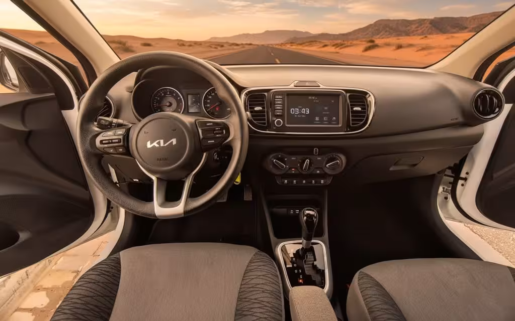 Kia Pegas 2022 dashboard and infotainment