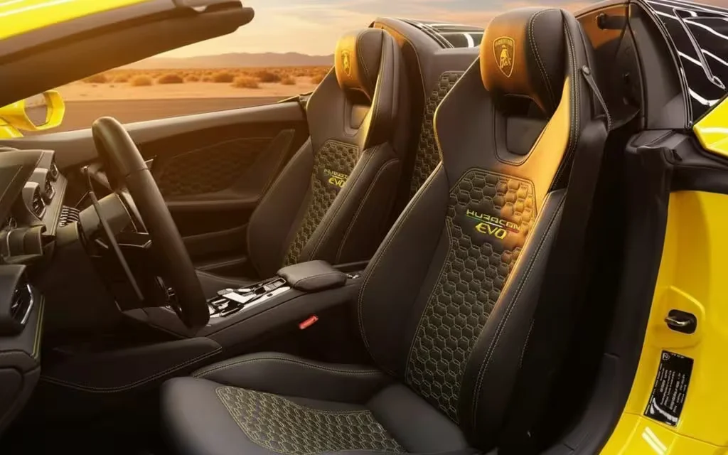Lamborghini Huracan 2021 leather seats and cabin – rental in Dubai