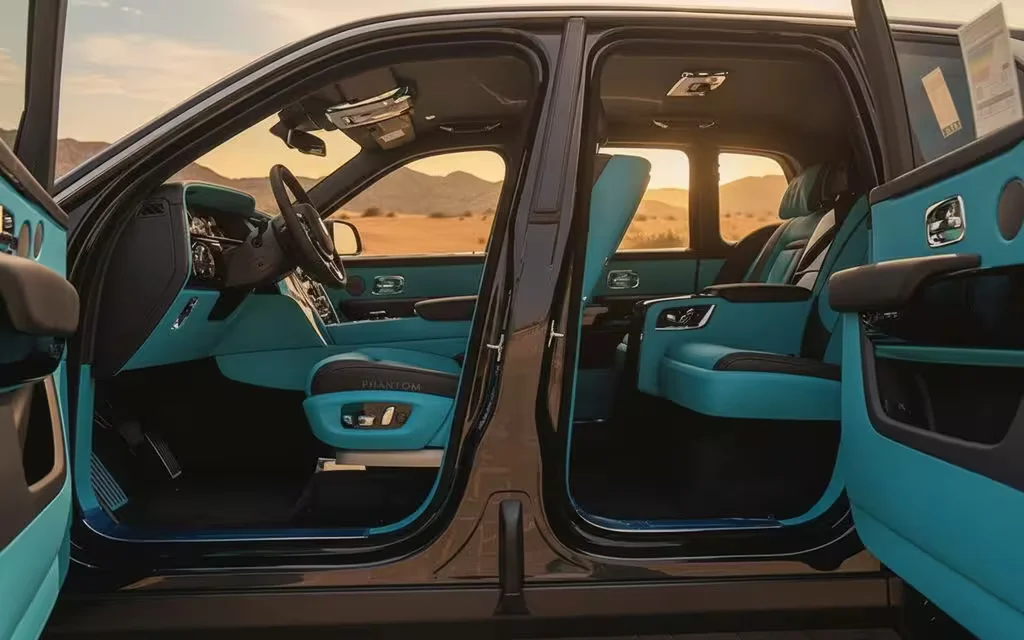 RollsRoyce Cullinan 2023 Black side profile – rental in Dubai