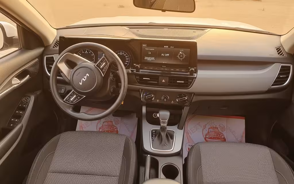 Kia Seltos 2022 dashboard and infotainment – rental in Dubai