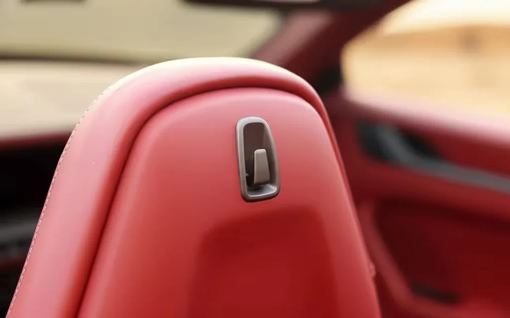 Porsche 911 2022 leather seats and cabin – rental in Dubai