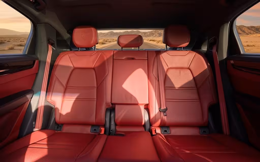 Porsche Cayenne 2023 leather seats and cabin – rental in Dubai