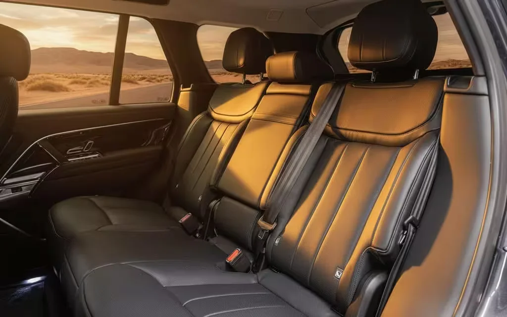 LandRover RangeRover 2023 leather seats and cabin – rental in Dubai