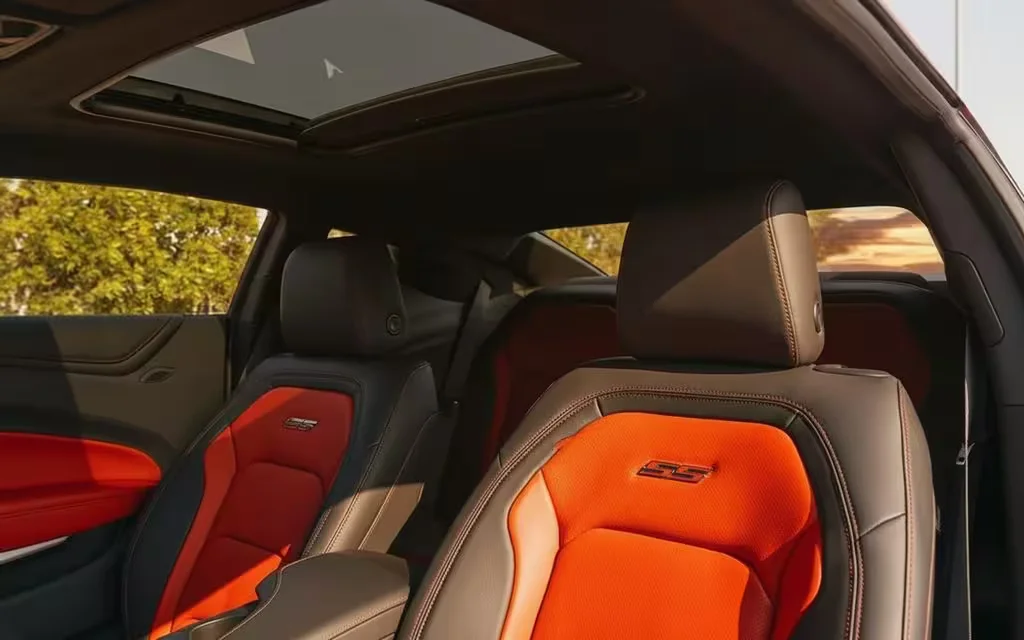 Chevrolet Camaro 2023 leather seats and cabin