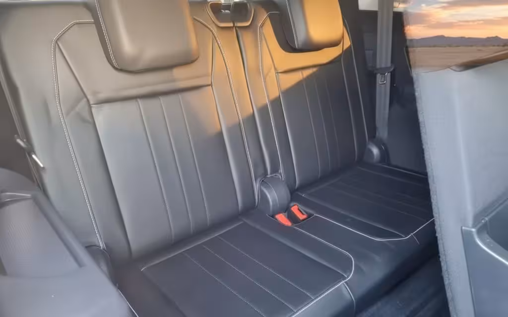 Volkswagen Tiguan 2023 leather seats and cabin – rental in Dubai