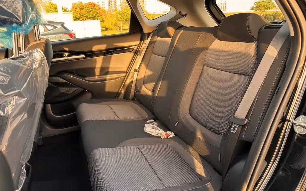 Kia Seltos 2024 leather seats and cabin – rental in Dubai