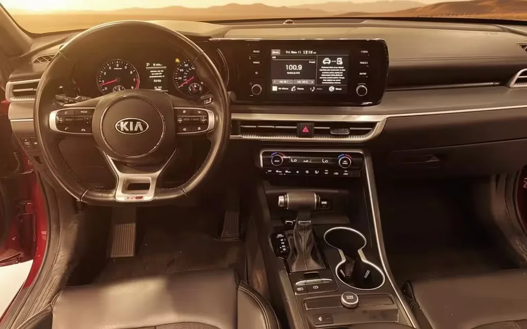 Kia K5 2021 dashboard and infotainment