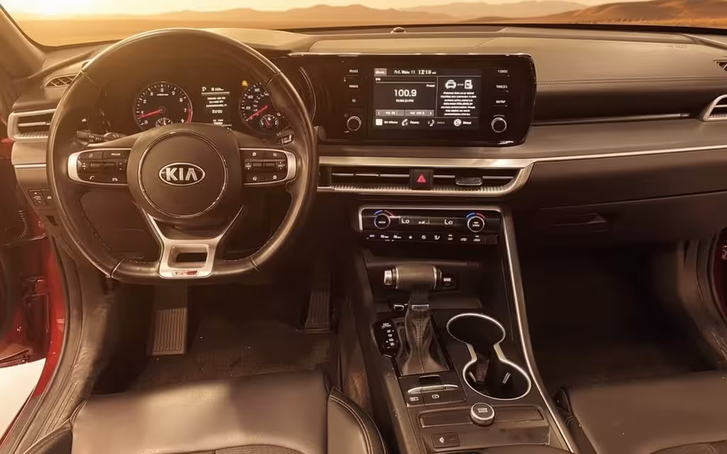 Kia K5 2021 dashboard and infotainment
