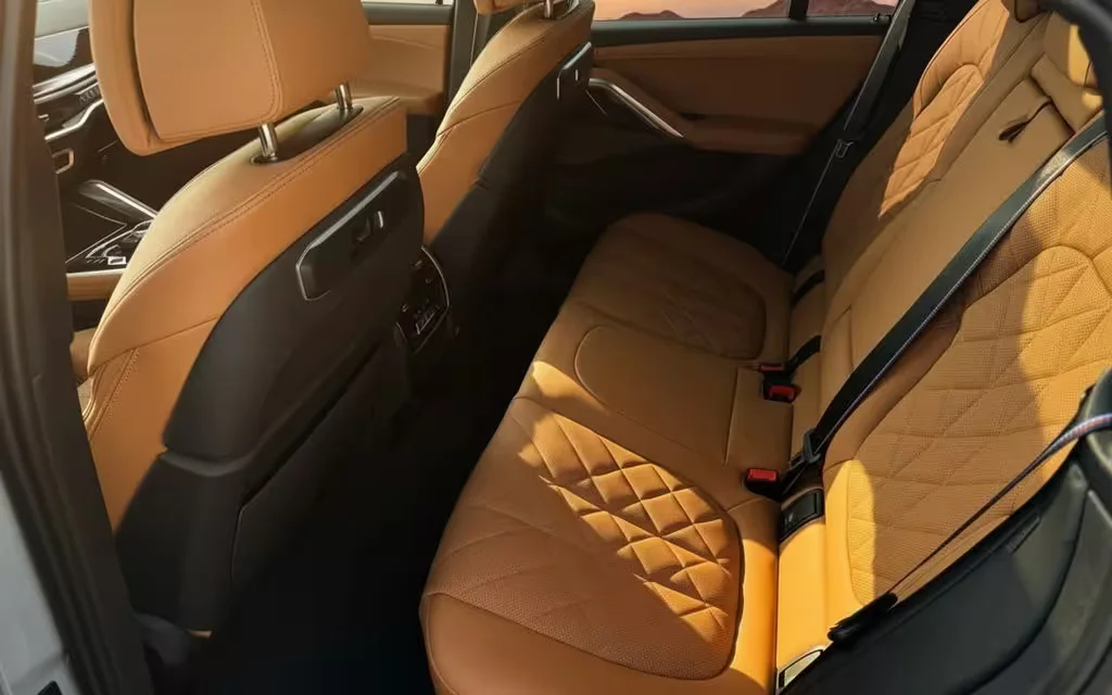 Bmw X6 2025 leather seats and cabin – rental in Dubai
