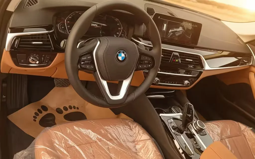Bmw 520 2021 interior view showing trim – rental in Dubai