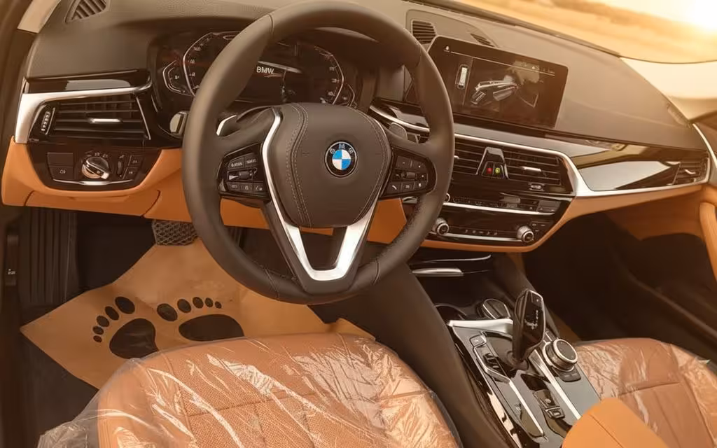 Bmw 520 2021 interior view showing trim – rental in Dubai