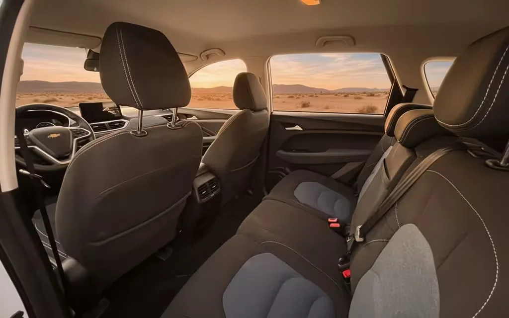 Chevrolet Captiva 2022 leather seats and cabin – rental in Dubai