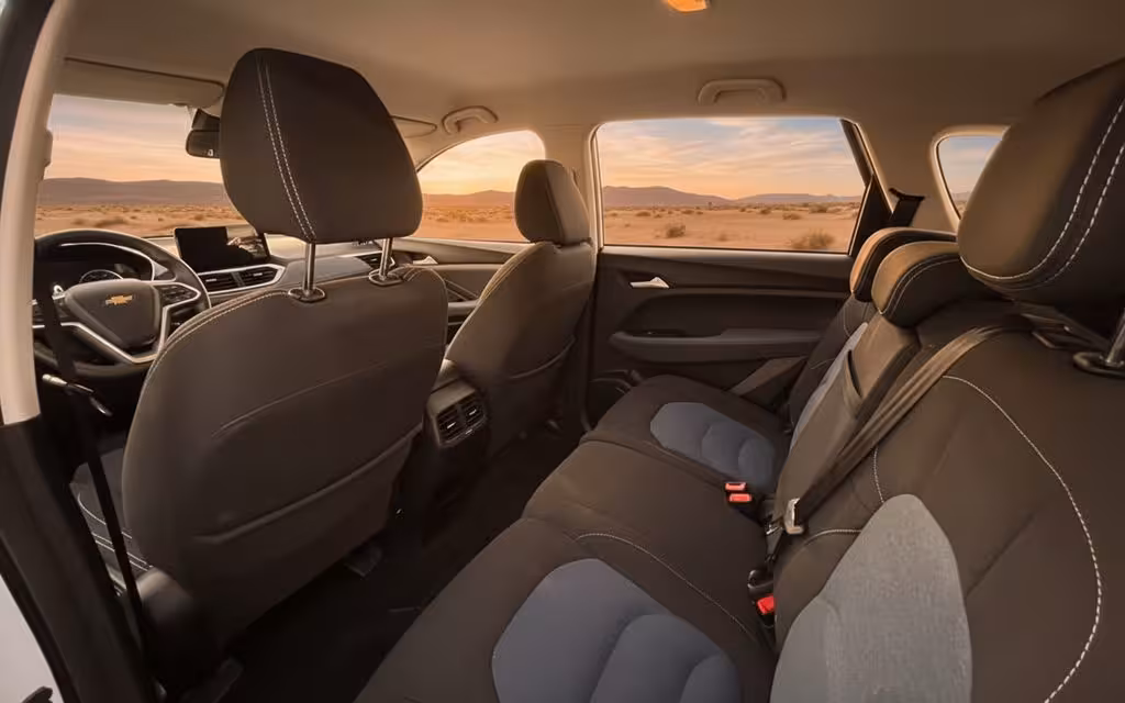 Chevrolet Captiva 2022 leather seats and cabin – rental in Dubai