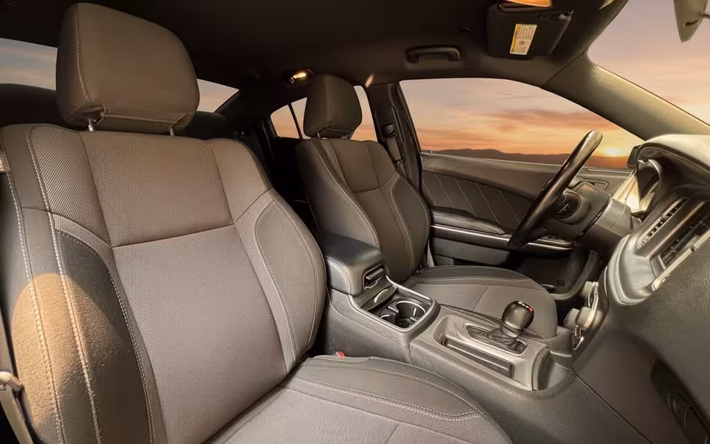 Dodge Charger 2022 leather seats and cabin