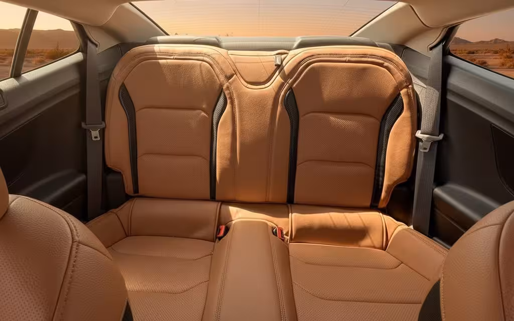 Chevrolet Camaro 2022 leather seats and cabin