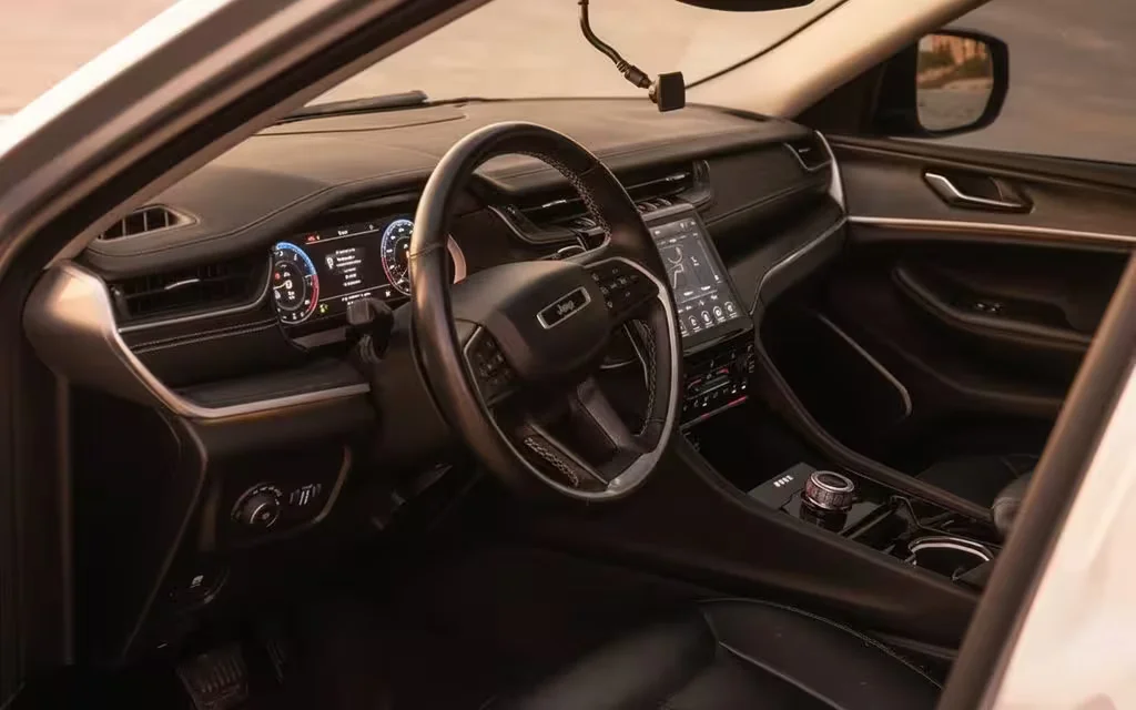 Jeep GrandCherokee 2023 dashboard and infotainment – rental in Dubai