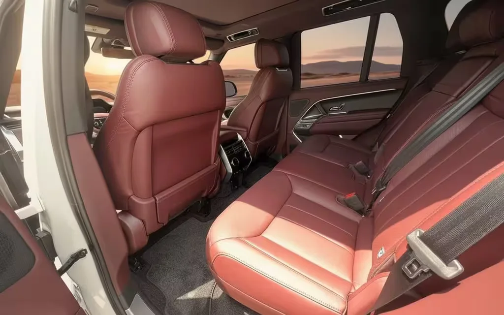 LandRover RangeRover 2022 leather seats and cabin – rental in Dubai