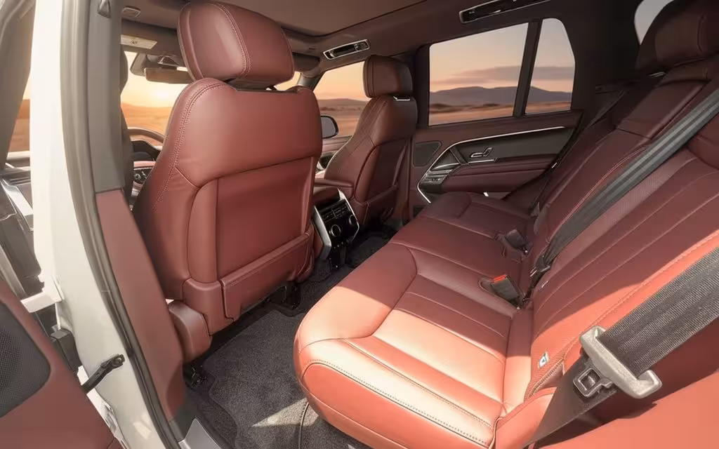 LandRover RangeRover 2022 leather seats and cabin – rental in Dubai