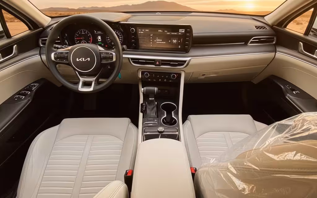 Kia K5 2023 dashboard and infotainment