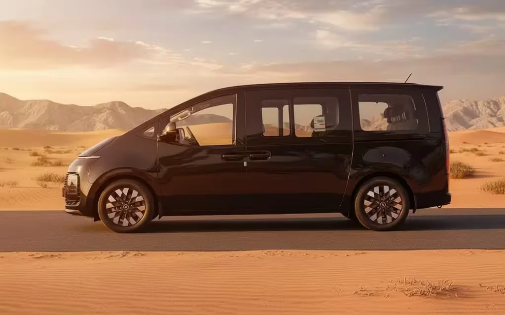 Hyundai Staria 2023 Black side profile – rental in Dubai