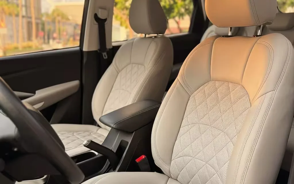 Chevrolet Captiva 2024 leather seats and cabin – rental in Dubai