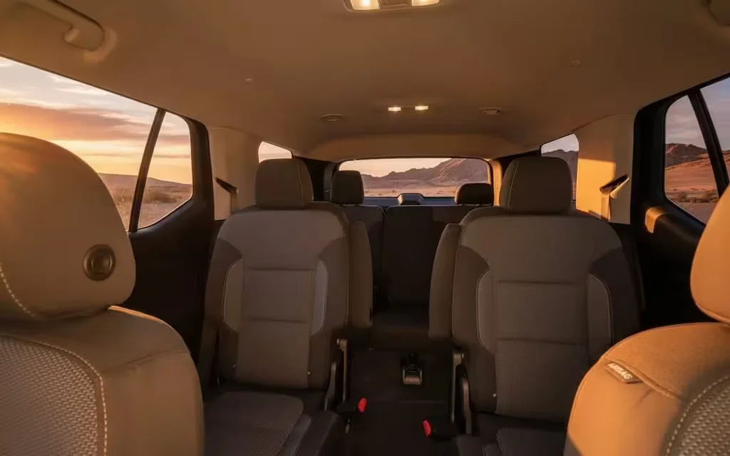 Chevrolet Traverse 2022 leather seats and cabin – rental in Dubai