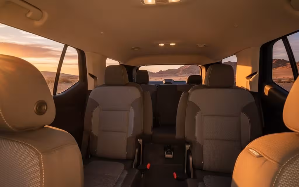 Chevrolet Traverse 2022 leather seats and cabin – rental in Dubai