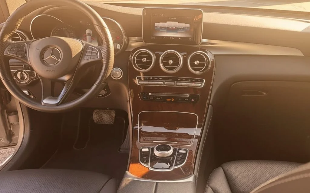 Mercedes Glc300 2021 dashboard and infotainment