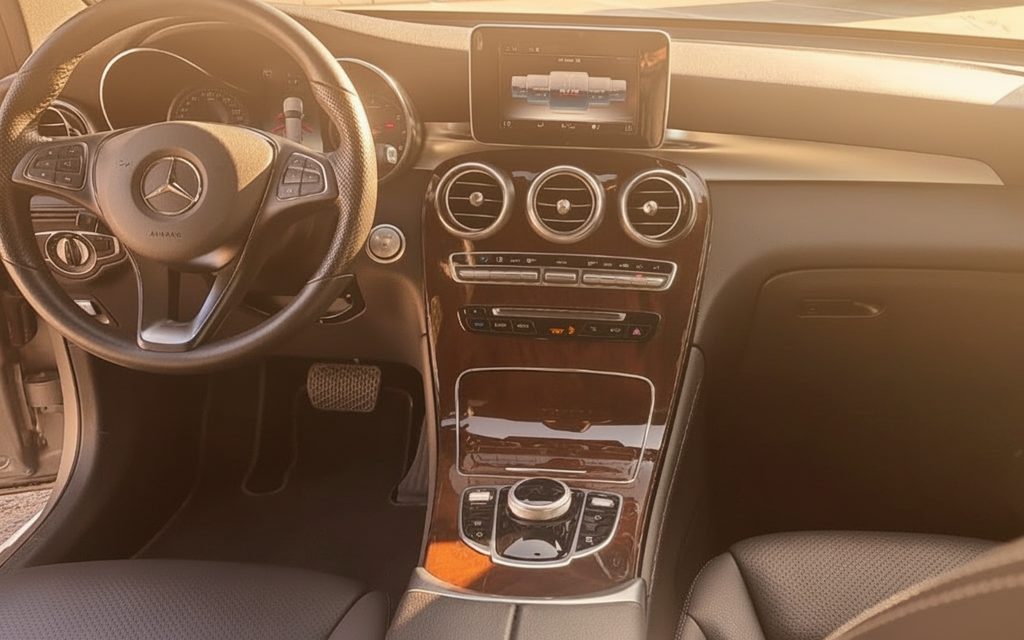 Mercedes Glc300 2021 dashboard and infotainment