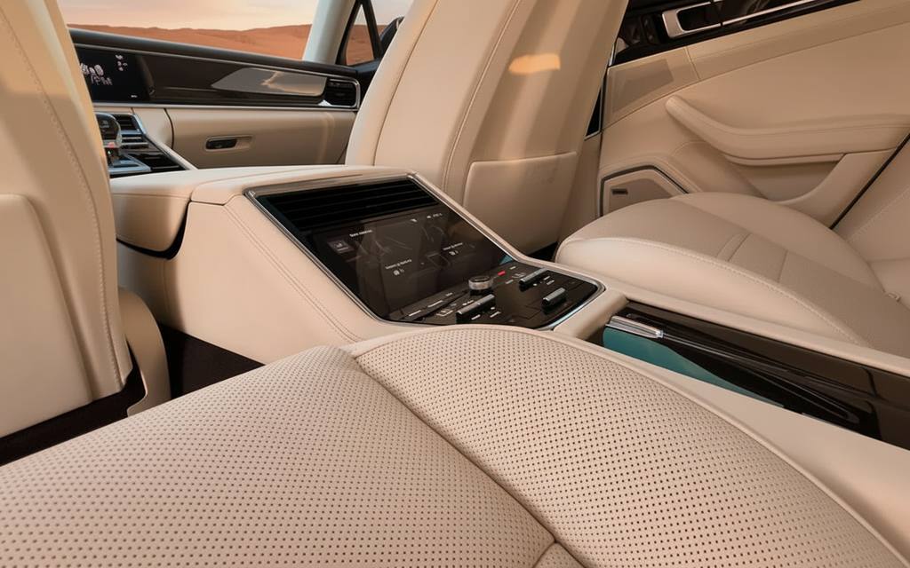 Porsche Panamera 2022 leather seats and cabin