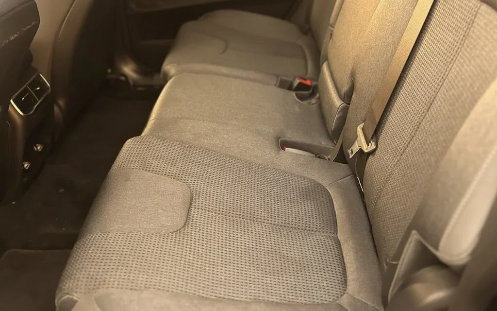 Hyundai SantaFe 2022 leather seats and cabin – rental in Dubai