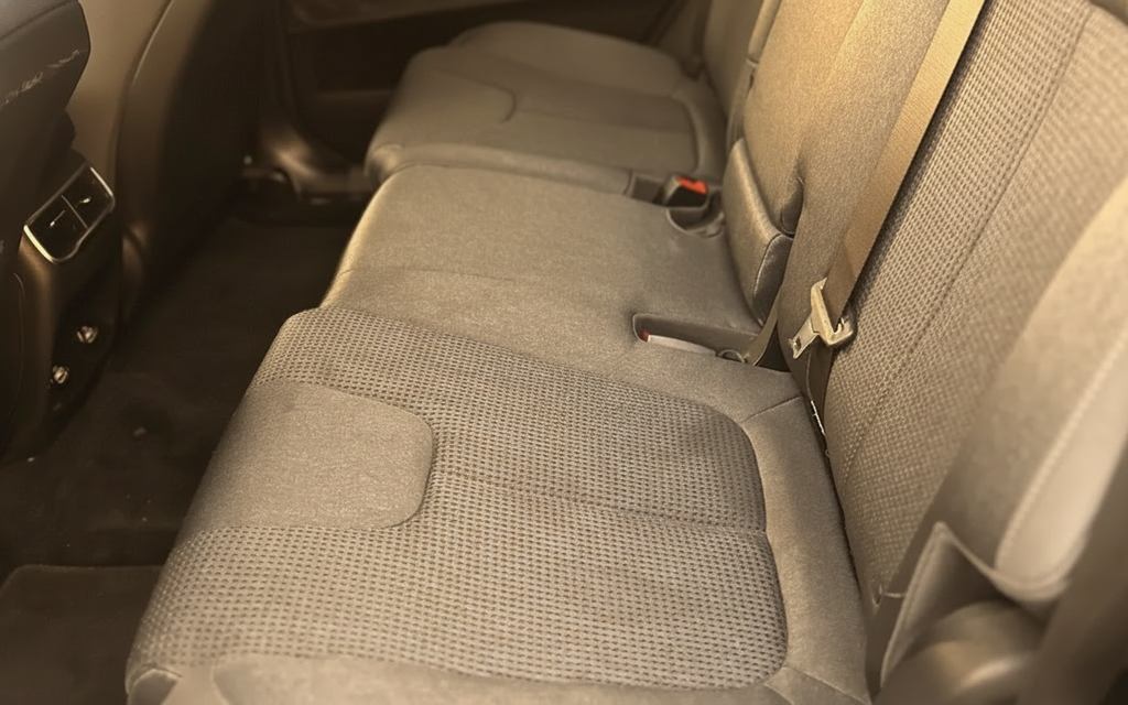 Hyundai SantaFe 2022 leather seats and cabin – rental in Dubai