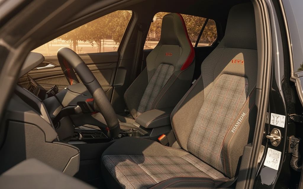 Volkswagen Golf 2023 leather seats and cabin