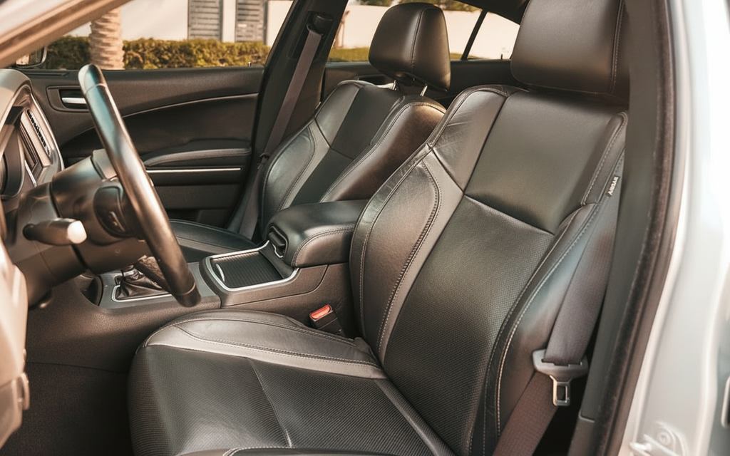 Dodge Charger 2022 leather seats and cabin