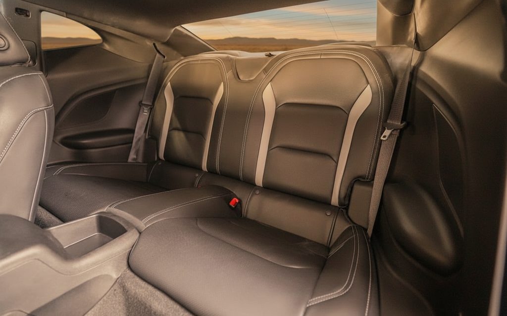 Chevrolet Camaro 2022 leather seats and cabin