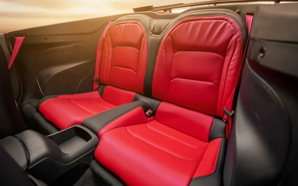 Chevrolet Camaro 2025 leather seats and cabin