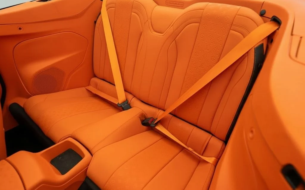 Chevrolet Camaro 2020 leather seats and cabin