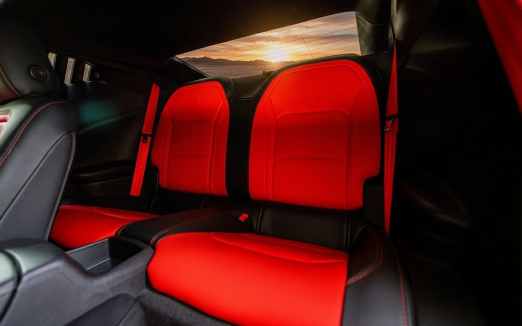 Chevrolet Camaro 2020 leather seats and cabin