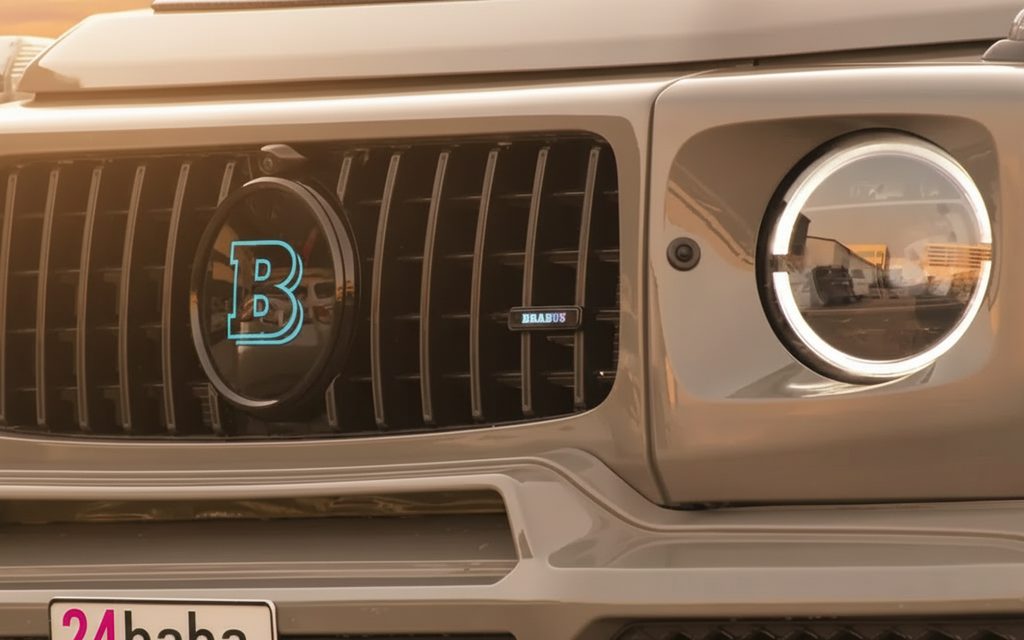 Mercedes G63 2023 Grey front view with headlights