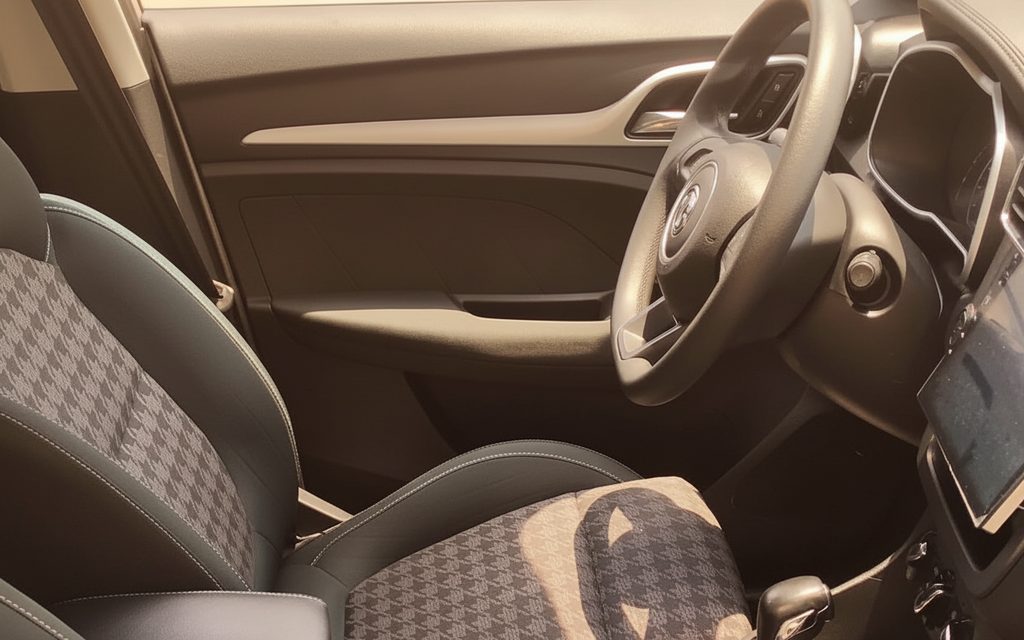 Mg Zs 2020 leather seats and cabin – rental in Dubai