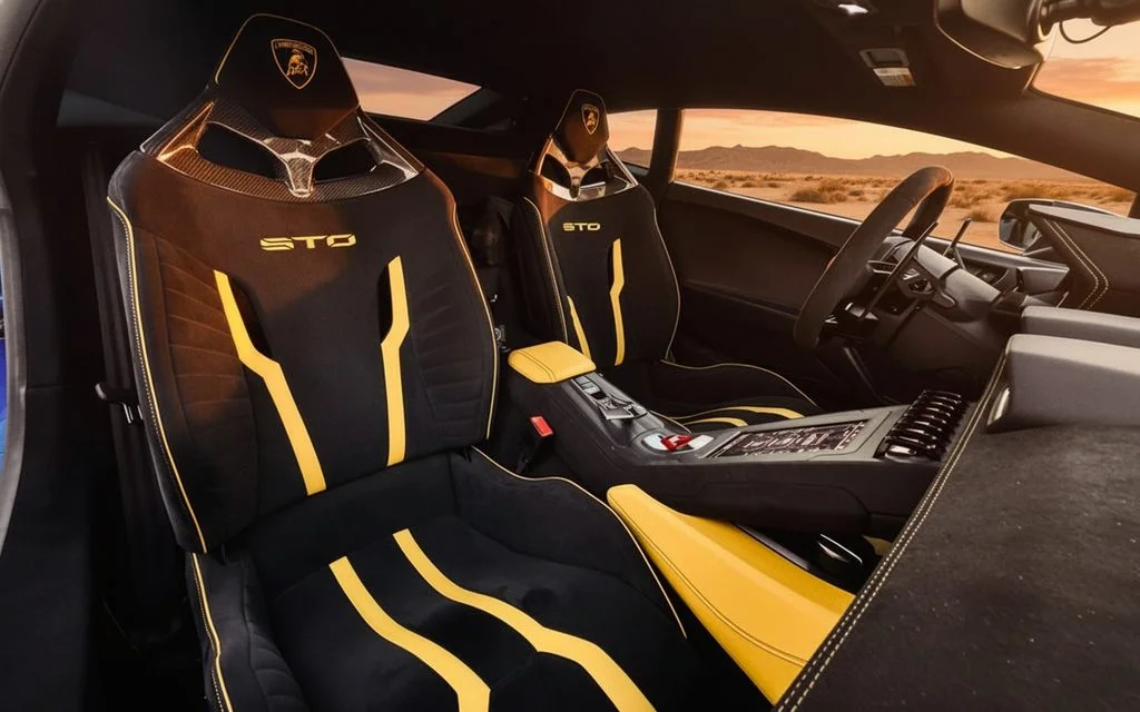 Lamborghini Huracan 2024 leather seats and cabin – rental in Dubai