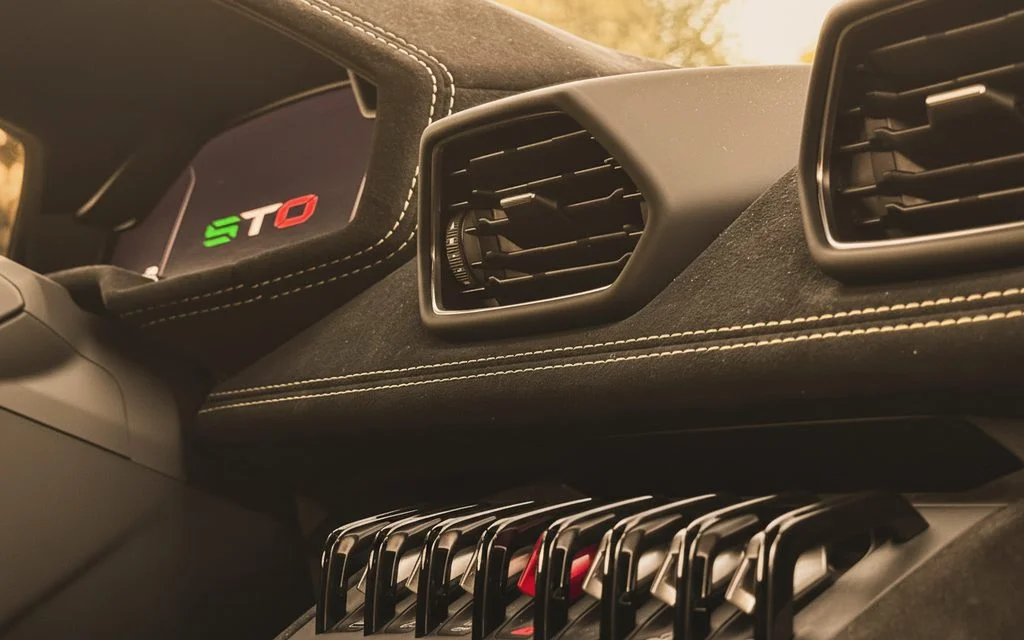 Lamborghini Huracan 2024 interior view showing trim – rental in Dubai