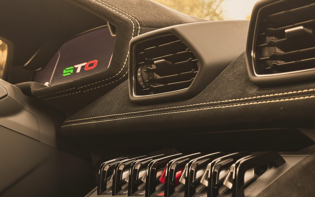 Lamborghini Huracan 2024 interior view showing trim – rental in Dubai