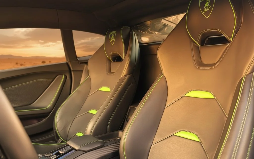 Lamborghini Huracan 2023 leather seats and cabin – rental in Dubai