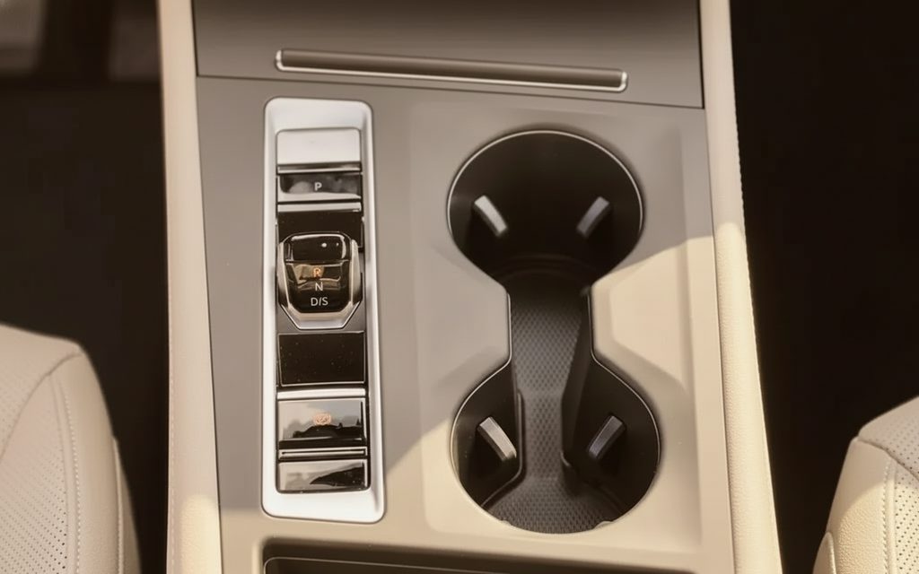 Volkswagen Teramont 2024 interior view showing trim – rental in Dubai