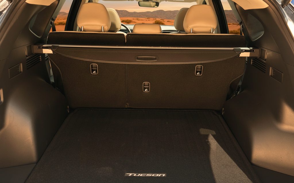 Hyundai Tucson 2023 interior view showing trim – rental in Dubai